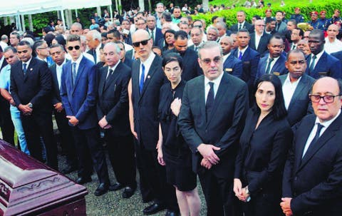 Sepultan restos de Rafael Abinader; cientos acuden a los funerales