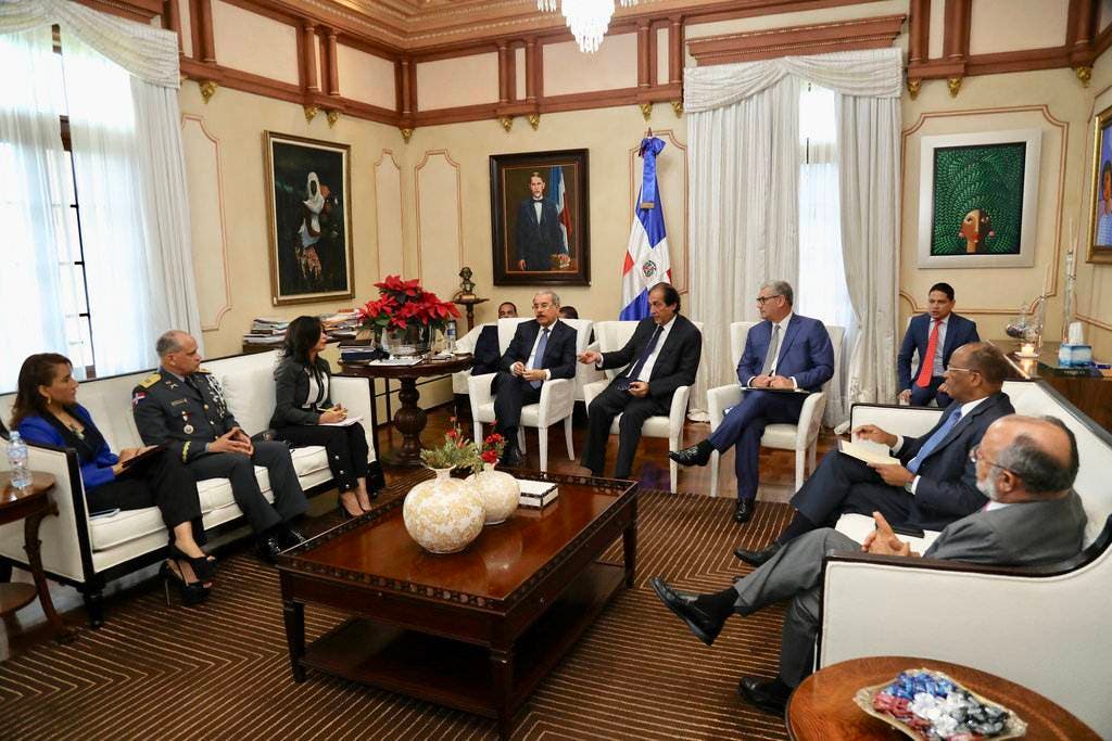 Danilo Medina se reúne con titulares instituciones funcionamiento y reordenamiento del transporte