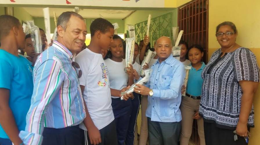 El cónsul Rodríguez dona instrumentos musicales en Sabana de la Mar