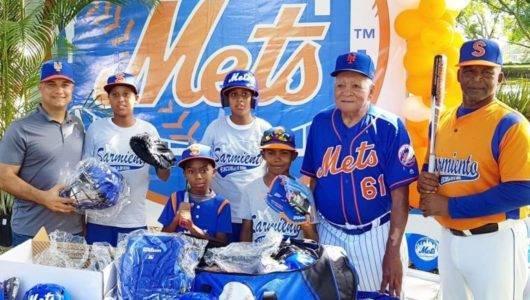 Entrega de equipos a niños Futuras Estrellas por parte d elos Mets de NY 1