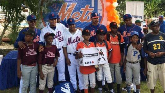 Entrega de equipos a niños Futuras Estrellas por parte d elos Mets de NY 3 1