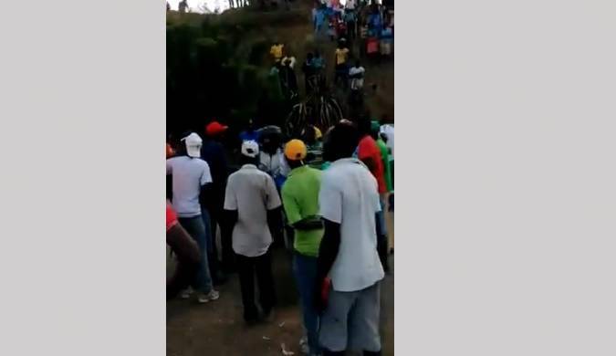 VIDEO: Mira cómo turba de haitianos despojó al doctor Pedro Ureña de motocicleta