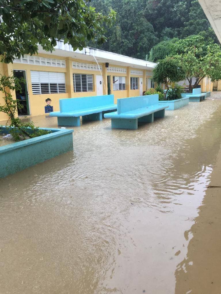 Vea como escuela de Manoguayabo se inunda desde que cae un «chin de agua»