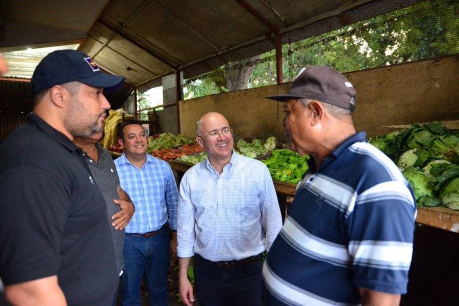 Domínguez Brito busca un clima favorable para la agricultura en el desarrollo y productividad