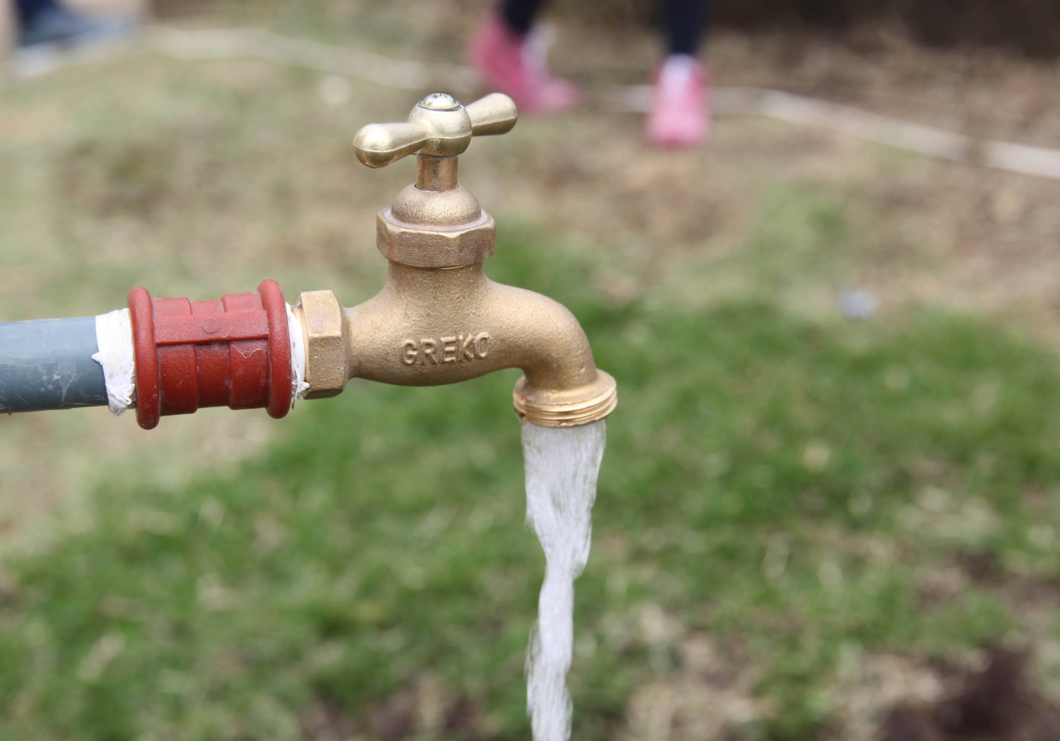 Instalan tuberías a barrios que no contaban con agua potable  por más de 25 años