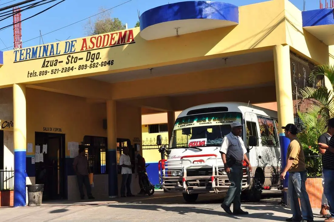 Video: Cuatro hombres se hacen pasar por pasajeros y asaltan autobús en carretera con destino a Azua