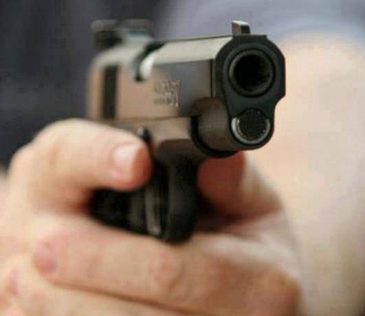 Ebanista mata a niña de 11 años tras disparar a dos hombres que intentaron asaltar a su hijo