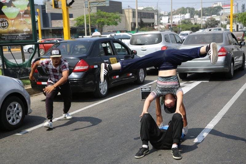 Bailarines venezolanos encuentran trabajo en calles de Perú