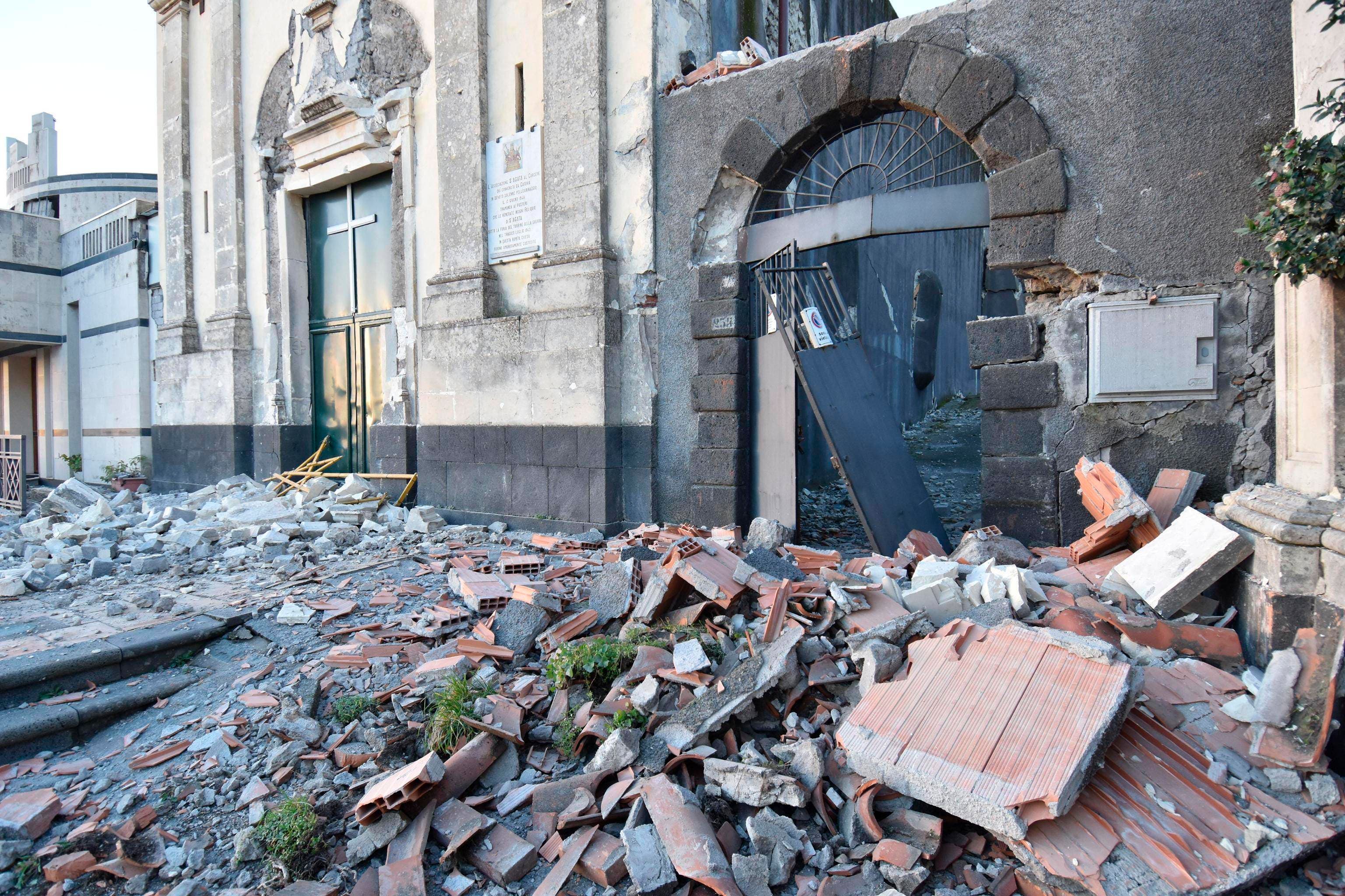 Al menos 10 heridos por sismo de magnitud 4,8 provocado por volcán en Sicilia, Italia