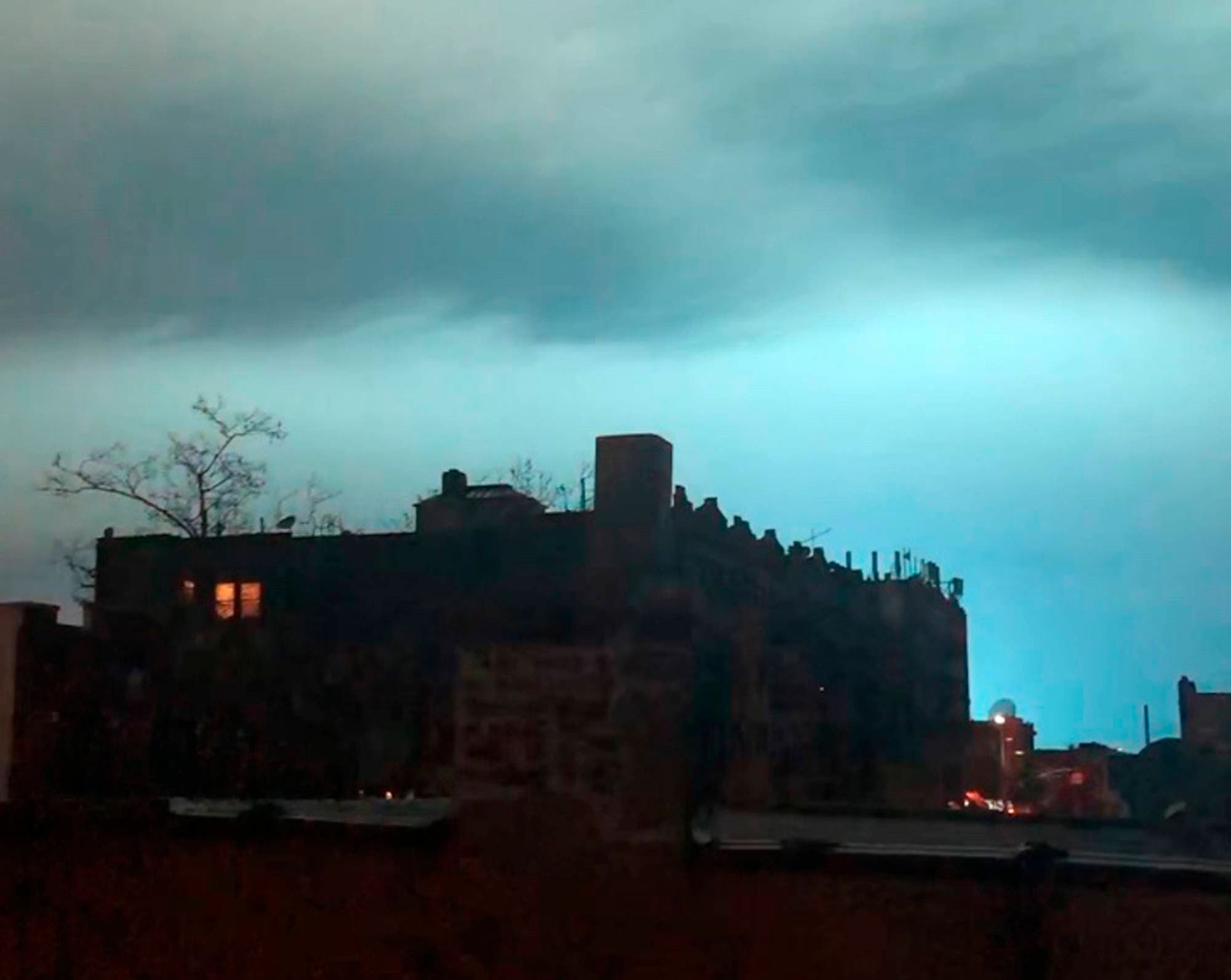 Video: Les contamos qué ocasionó las extrañas luces azules que parpadearon sobre el cielo de Nueva York