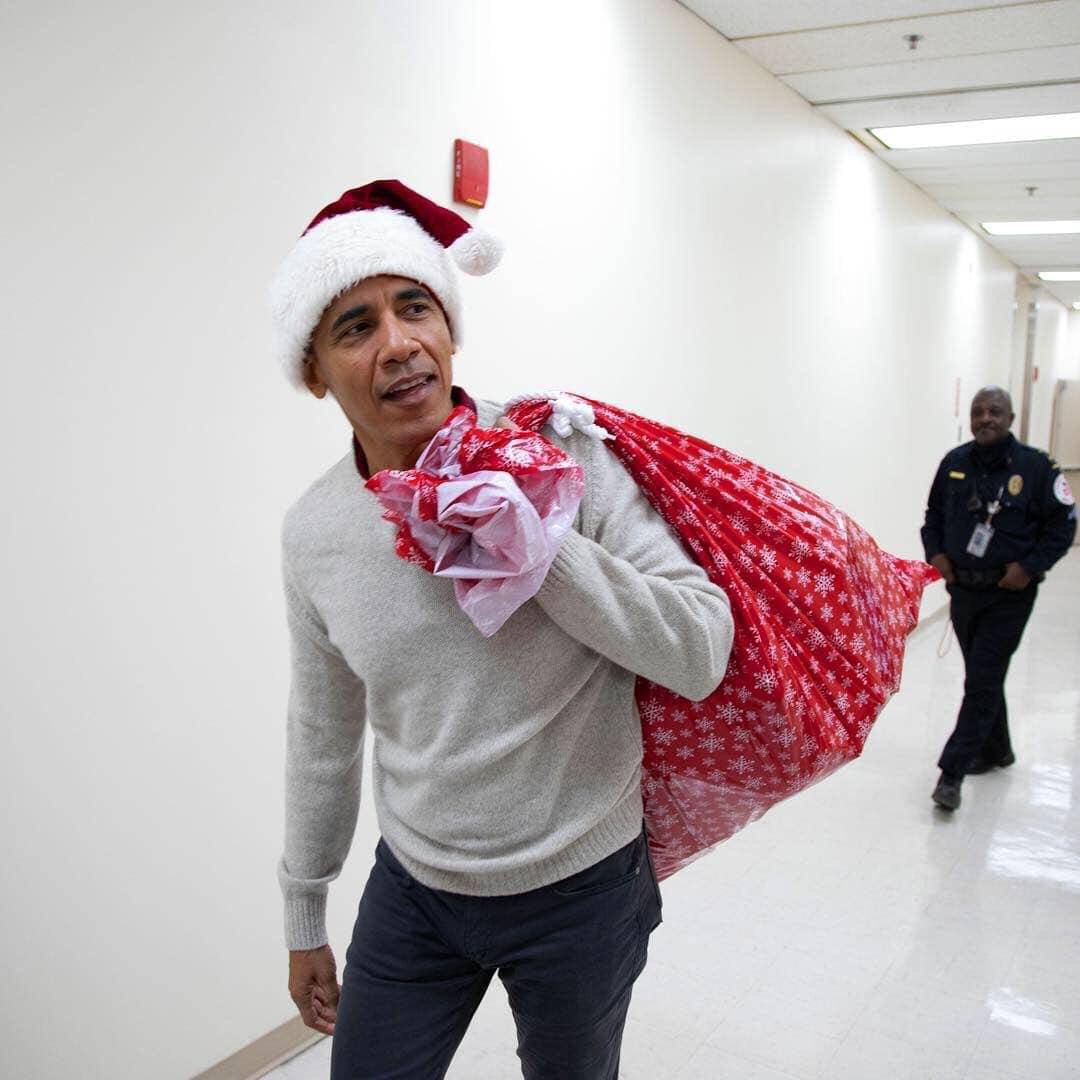 Video: Vestido con gorro y saco de Papa Noel, Barack Obama entrega regalos a niños enfermos