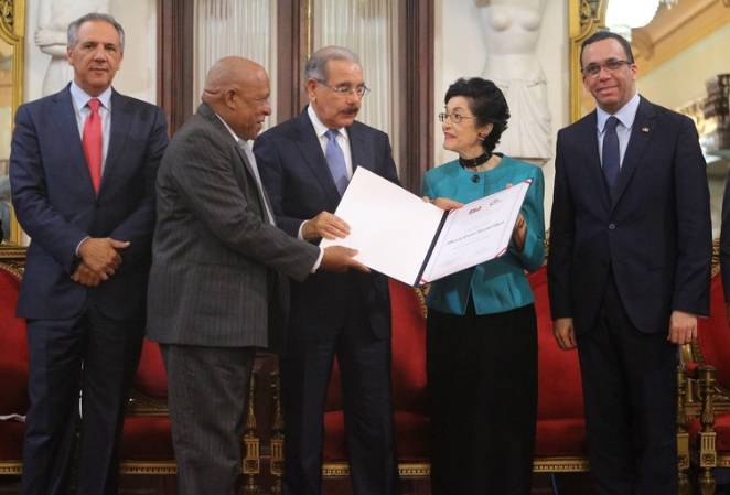 Presidente Medina entrega a Carmenchu Brusiloff el Premio Nacional de Periodismo