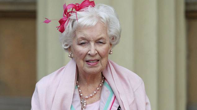 Fallece la actriz británica June Whitfield a los 93 años