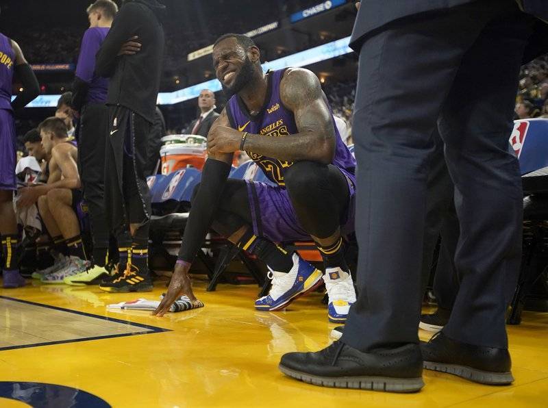 LeBron James se lesiona ingle pero Lakers apalean a Warriors