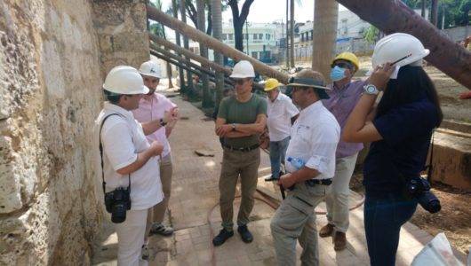 Los expertos espanoles junto al equipo dominicano de restauracion del templo de Santa Barbara