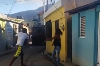 Video: A la cárcel joven que golpeó a su madre con un palo