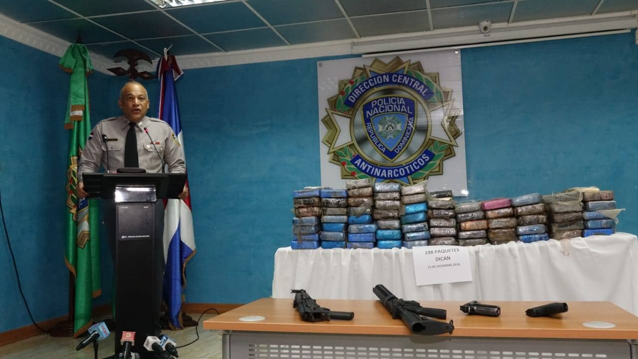 Apresan tres hombres al encontrarle 198 paquetes de cocaína, varias armas de fuego y equipos de buceo