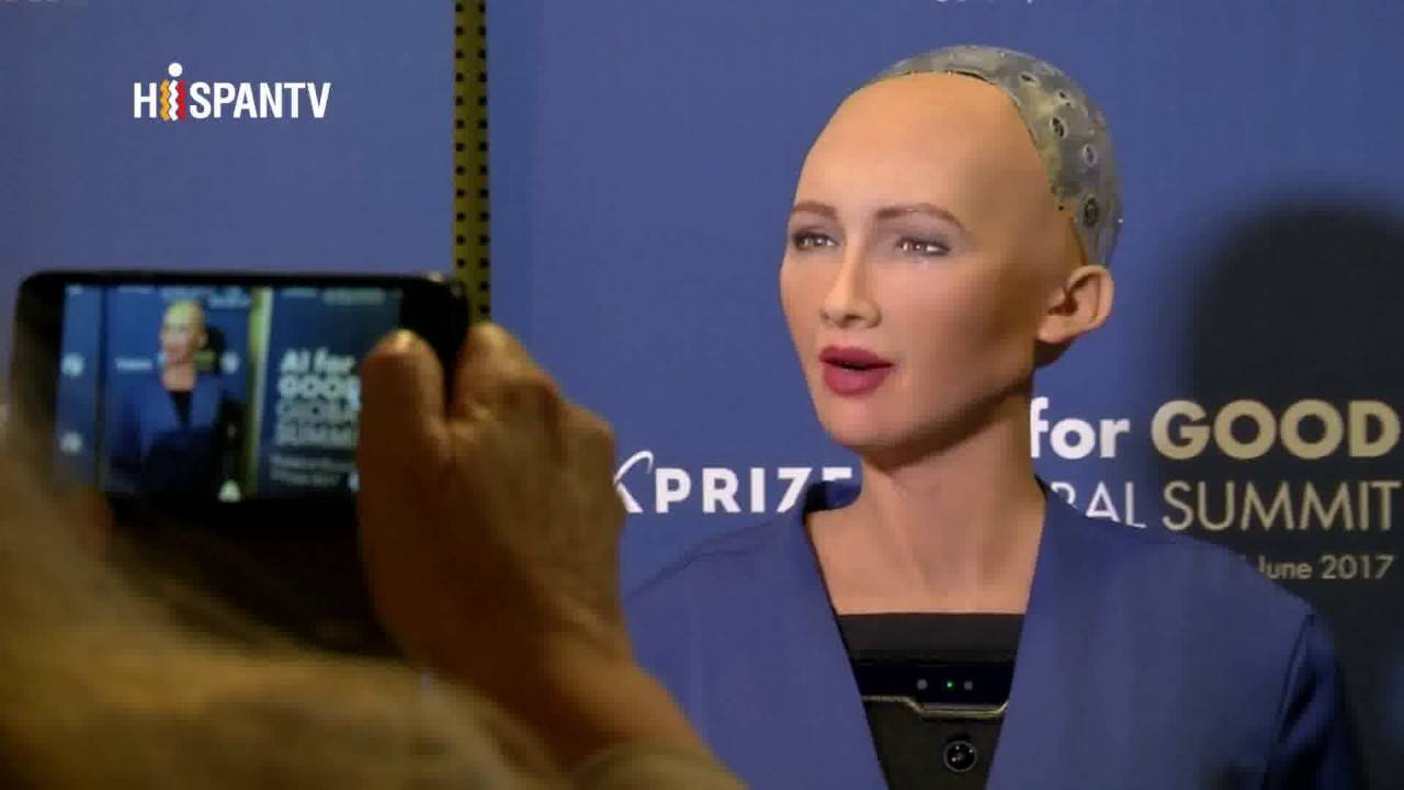 La humanoide Sophia es la primera robot que puede  elaborar sus propias respuestas