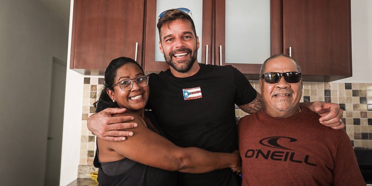 Ricky Martin y su fundación entregan viviendas a afectados por huracanes  en Puerto Rico