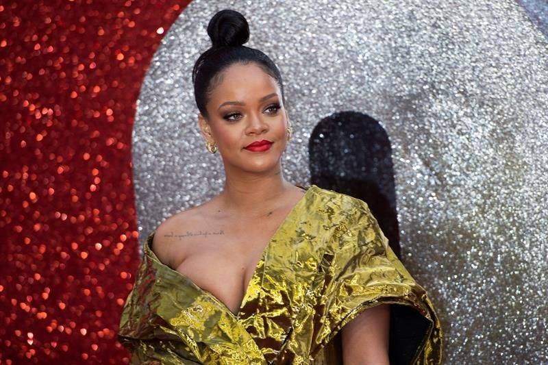 Rihanna demanda a su padre por aprovecharse de su nombre para hacer negocios