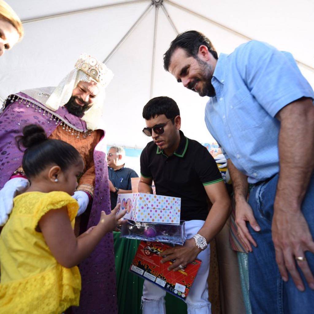 Tito “El Bambino”  y el gobernador de Puerto Rico dan regalos en el Día de Reyes