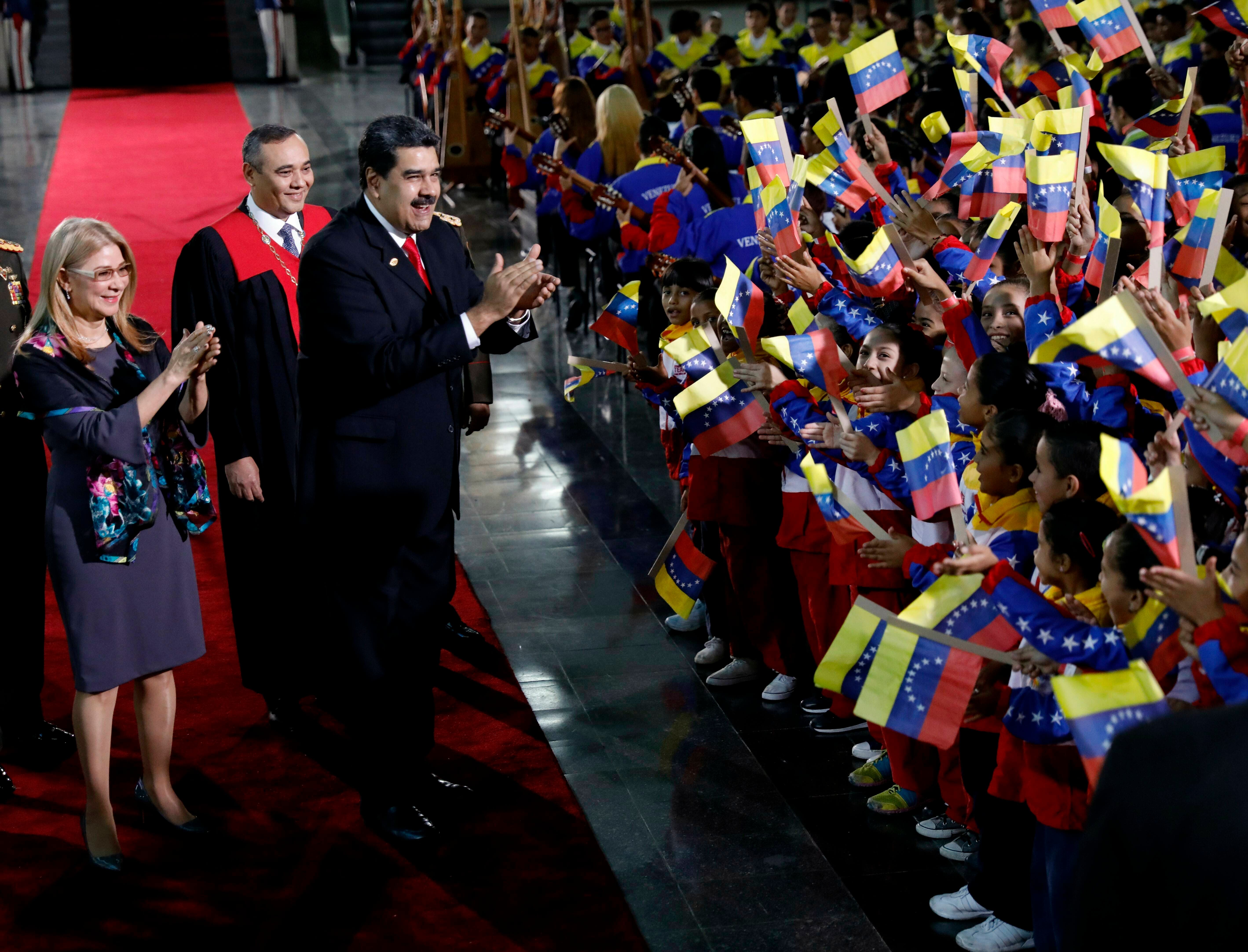 Maduro anuncia “sacudón” político y económico para rectificar en la crisis