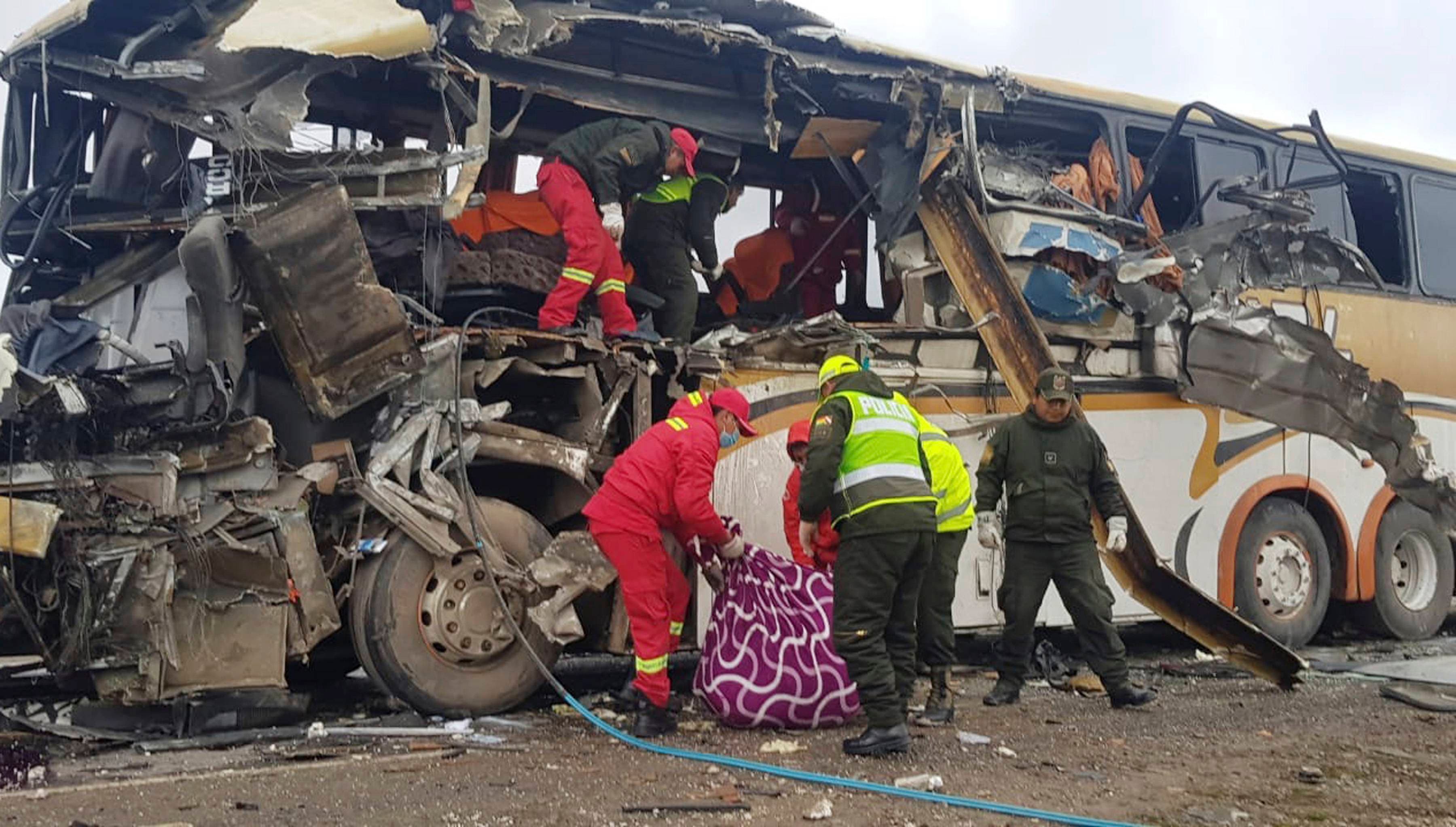Choque frontal entre dos autobuses deja 22 muertos y 37 heridos en Bolivia