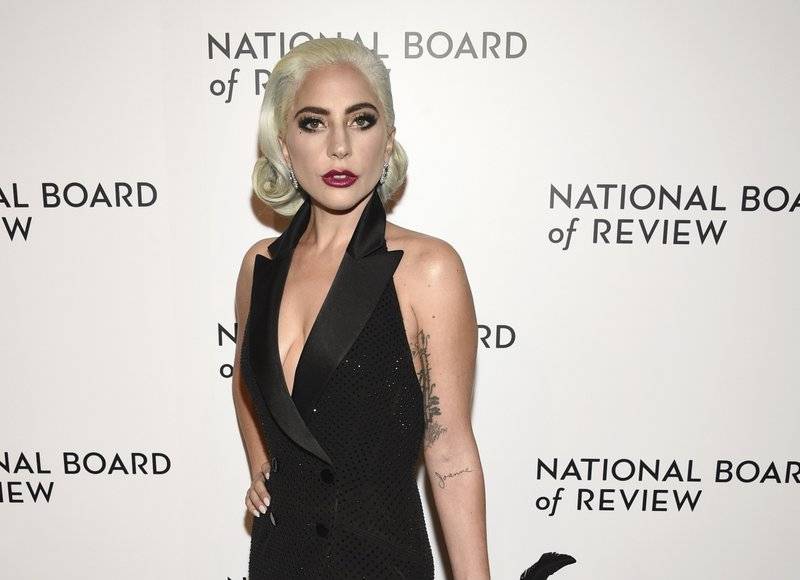 Lady Gaga se disculpa por colaboración con R. Kelly