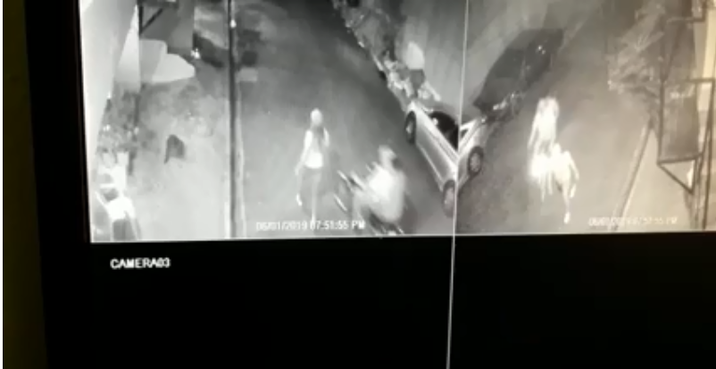Video: Individuos en una motocicleta intentan asaltar una señora enfrente de todos en Herrera