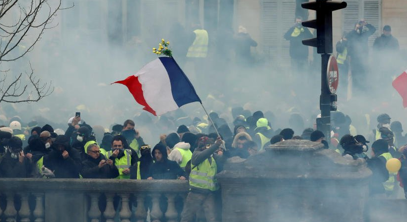 Primera protesta del año en París del movimiento “chalecos amarillos”  es rociada con gas lacrimógeno