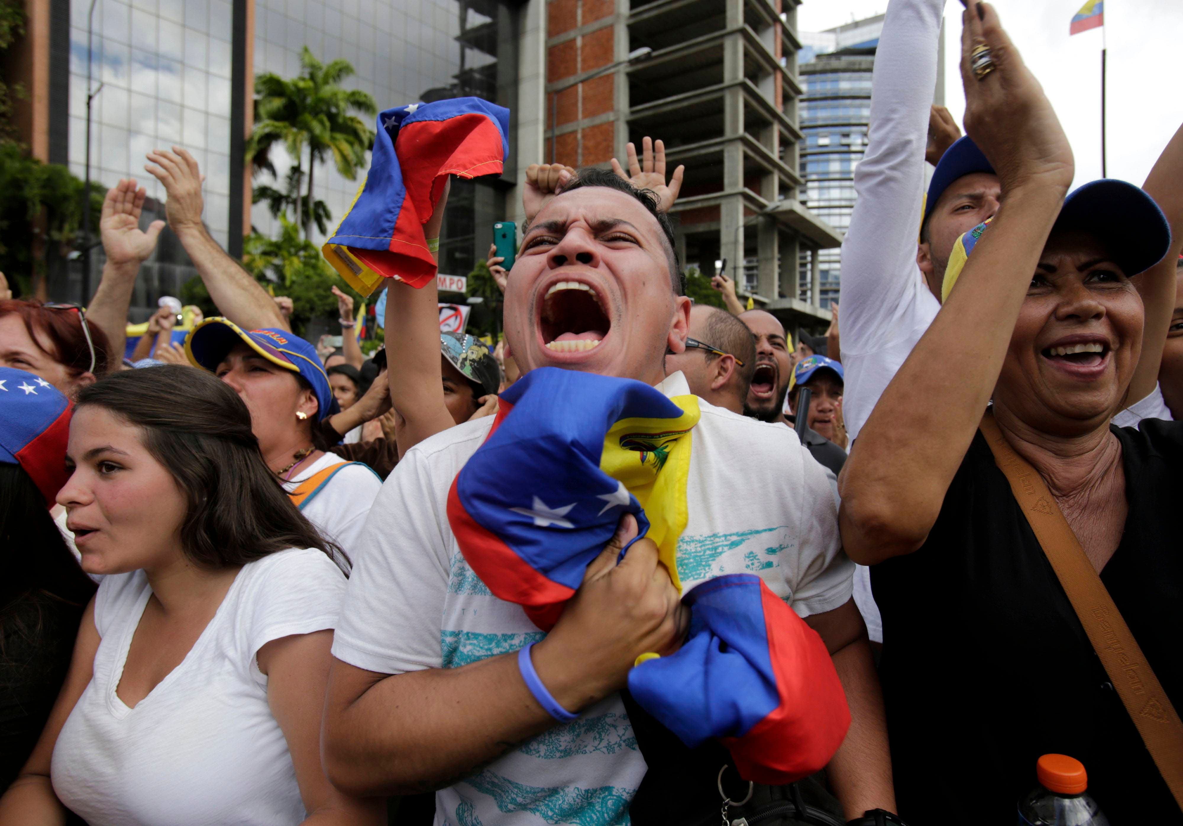 EE.UU. aumenta presión a Maduro y busca formas de ingresar ayuda en Venezuela