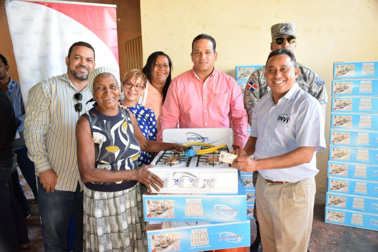 INVI entrega 20 viviendas y más de mil estufas en Puerto Plata y Elías Piña
