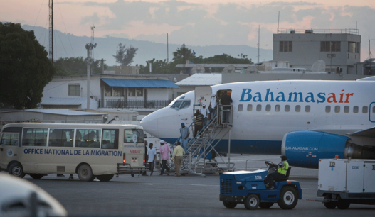 Bahamas suspende deportaciones de haitianos ilegales por tensión política