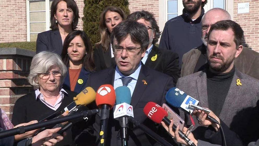 Puigdemont: «Si Arrimadas quiere decirme algo, entre y me lo diga a la cara»
