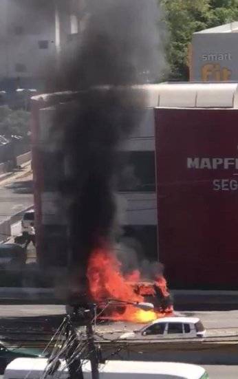 Video: Carro se prende en llamas en la avenida 27 de Febrero