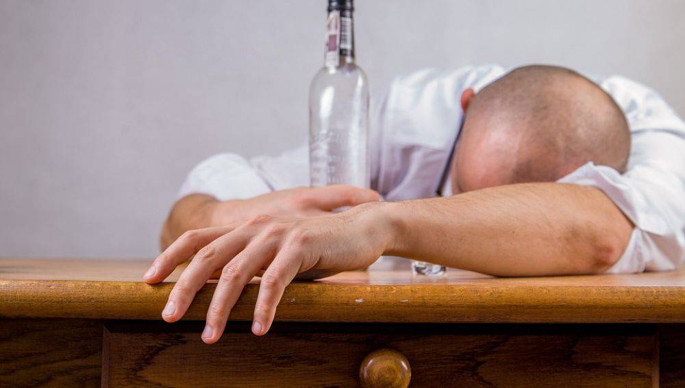 Más de 140 muertos por consumo de alcohol adulterado en el noreste de India