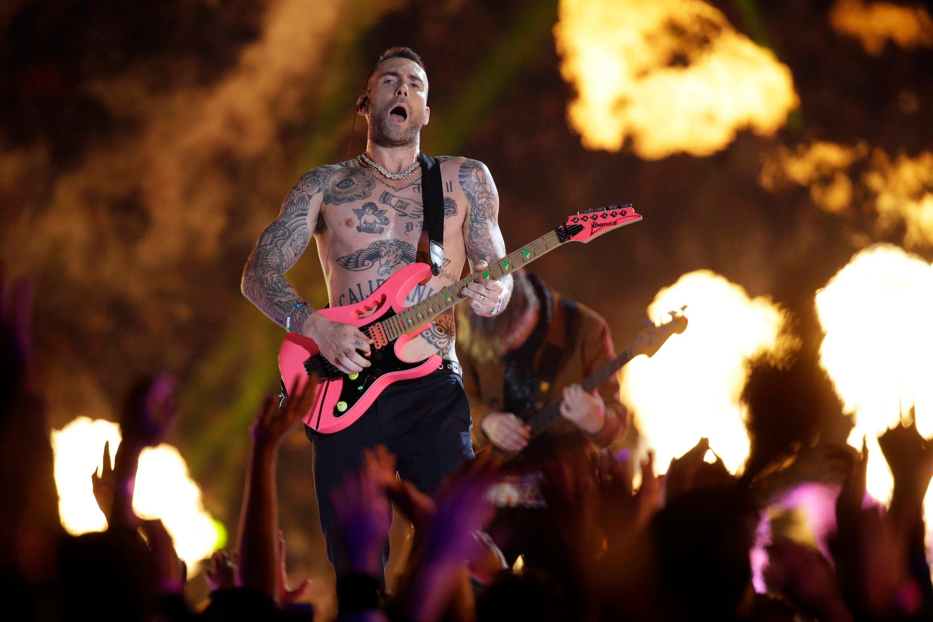 ¡Entre polémicas! Maroon 5 desata una lluvia de fuego y cohetes en el “Super Bowl