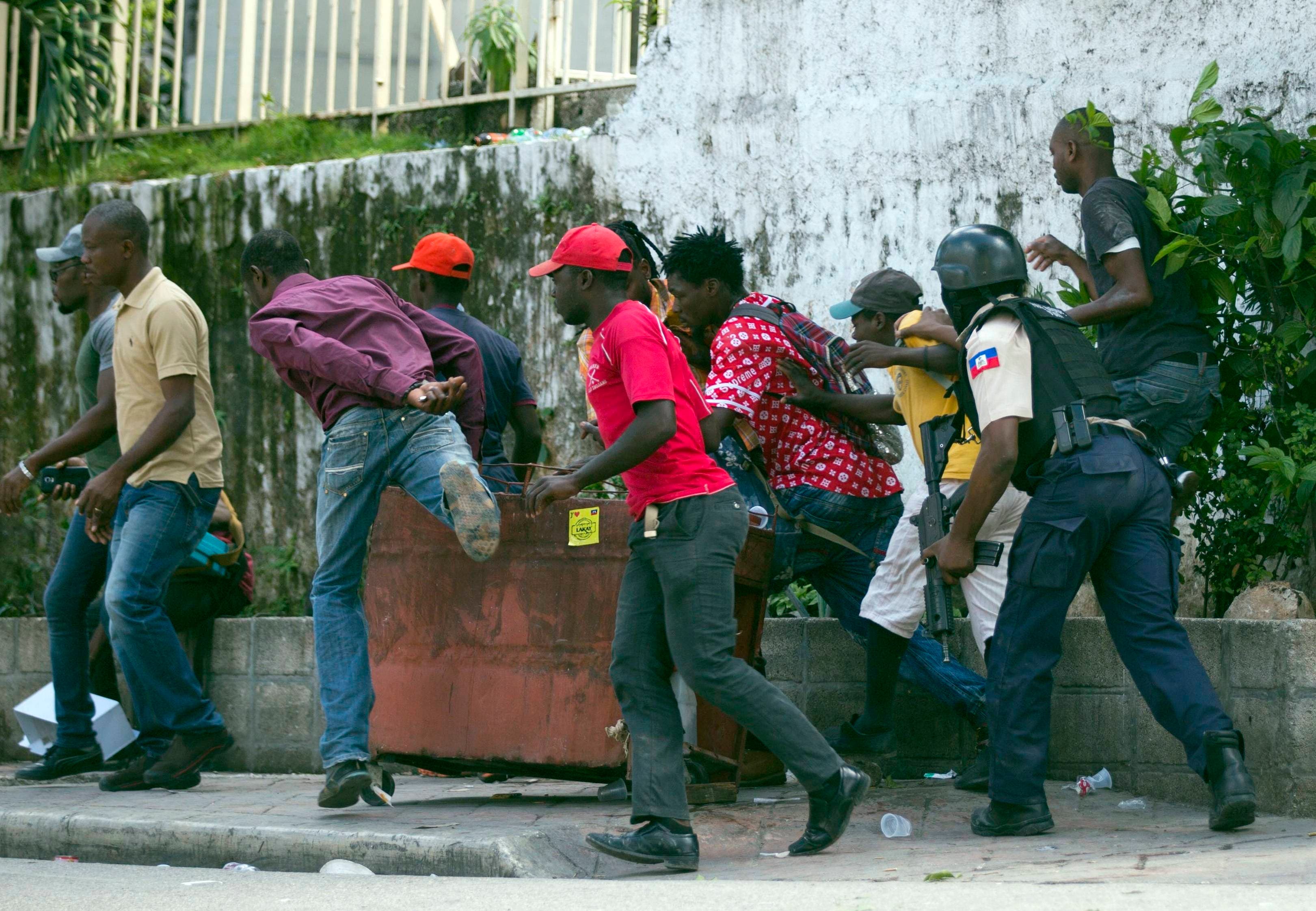 Haitianos salen en busca de comida y agua en medio de tensión