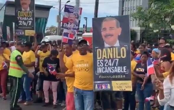 Video: Grupos respaldan a Danilo Medina se trasladan a inmediaciones del Congreso para pedir «cuatro años más»