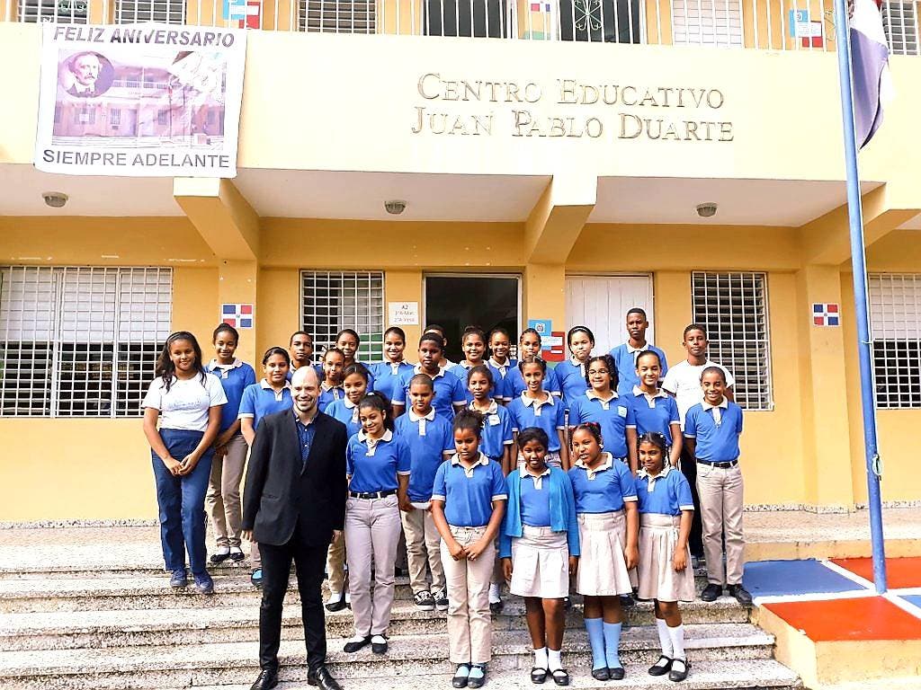 Fundación Juan Bosch visita centros educativos y les habla de Duarte