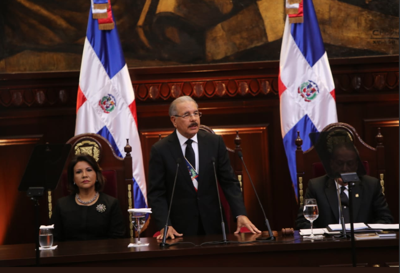 Danilo Medina anuncia incremento del salario mínimo