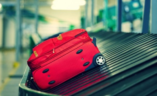 Autoridades del aeropuerto Las Américas devuelven objetos olvidados por viajeros