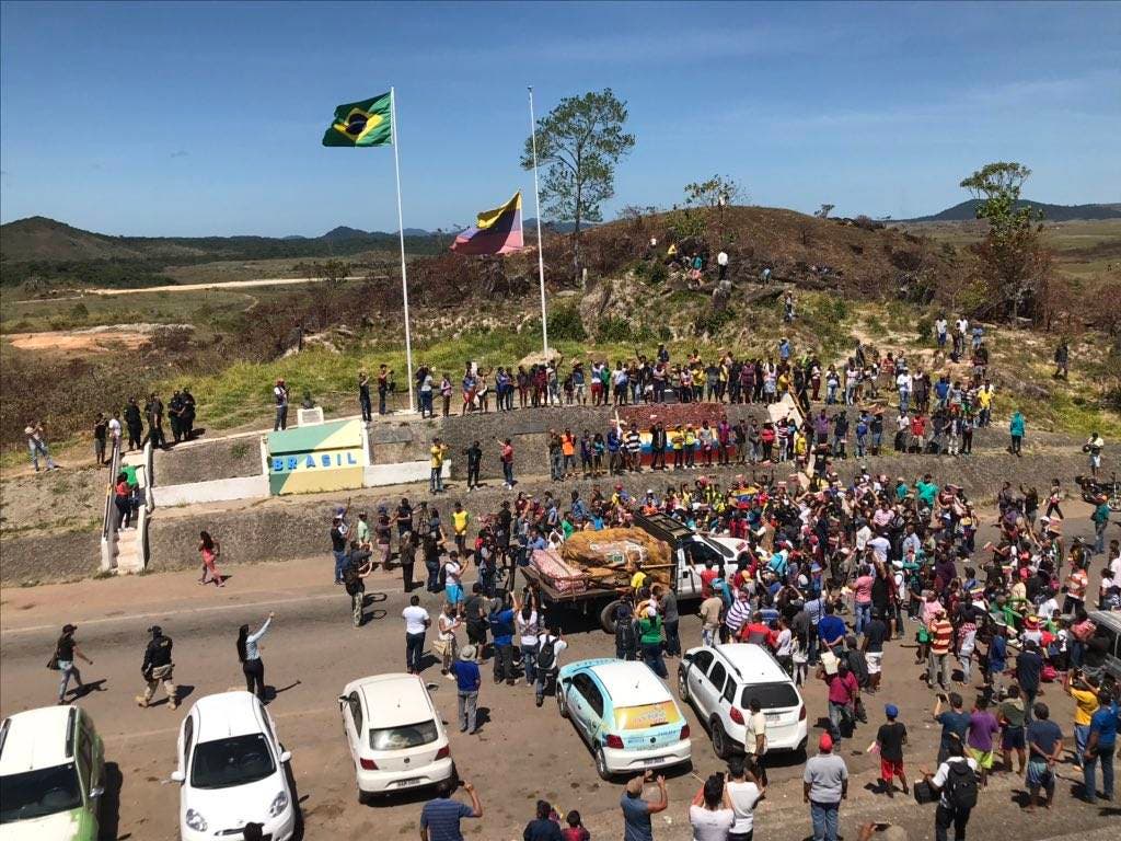 La primera camioneta con ayuda de Brasil llega a la frontera con Venezuela