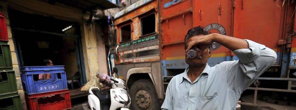 Se elevan a 52 los muertos tras consumir alcohol adulterado en la India