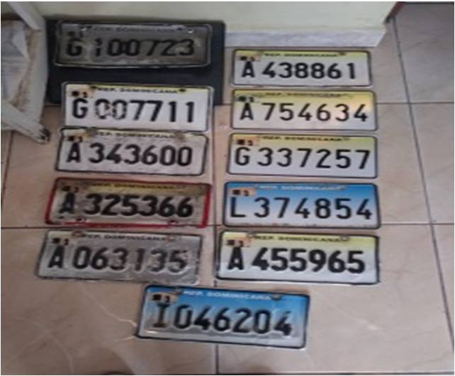 Apresan tres hombres y una mujer por robo de placas de vehículos en Puerto Plata