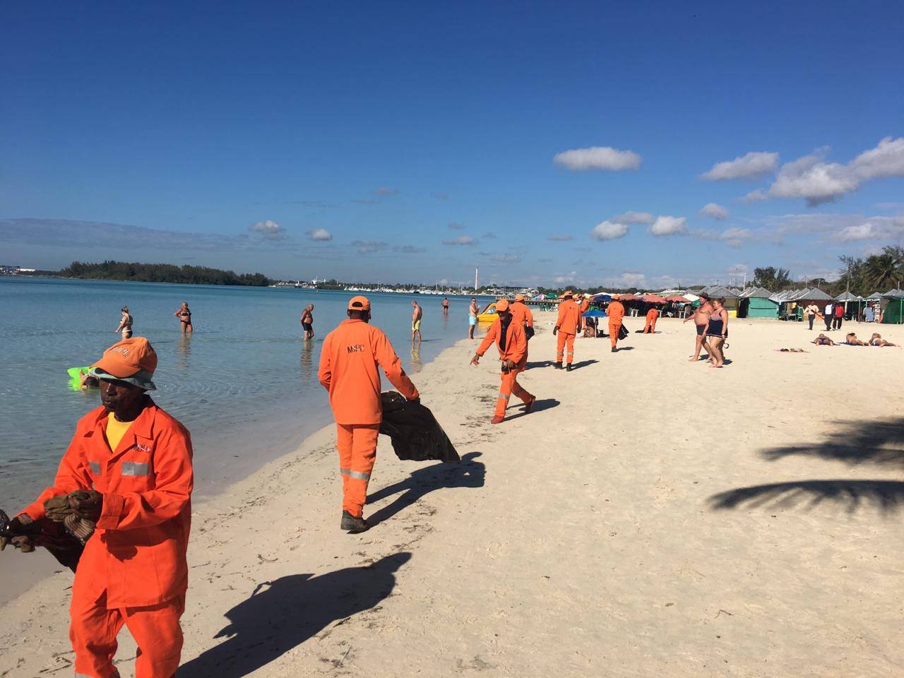 Obras Públicas retira toneladas de basura de la playa de Boca Chica