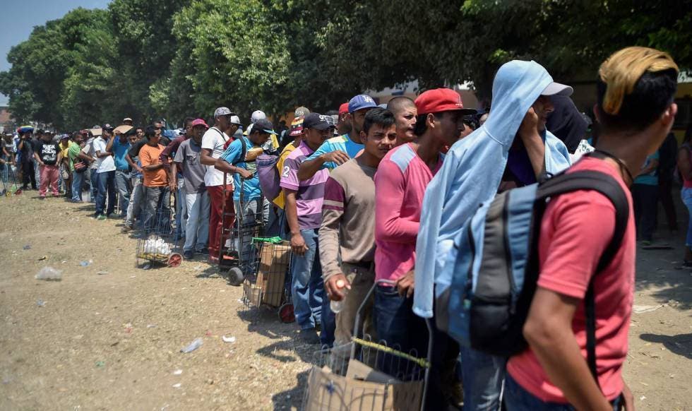 Tras apagón y protestas, venezolanos salen a buscar víveres