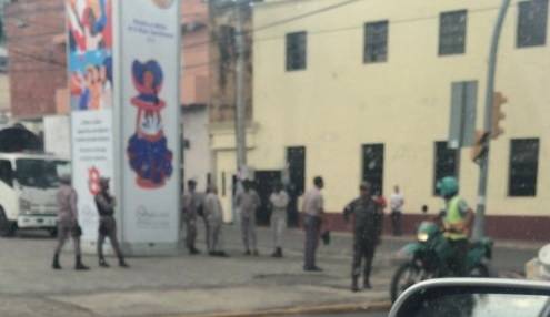 Policías y militares vigilan inmediaciones  del Palacio Nacional por reunión CNM