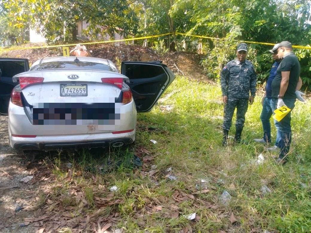 Hallan tres personas muertas dentro de vehículo en El Pino, La Vega