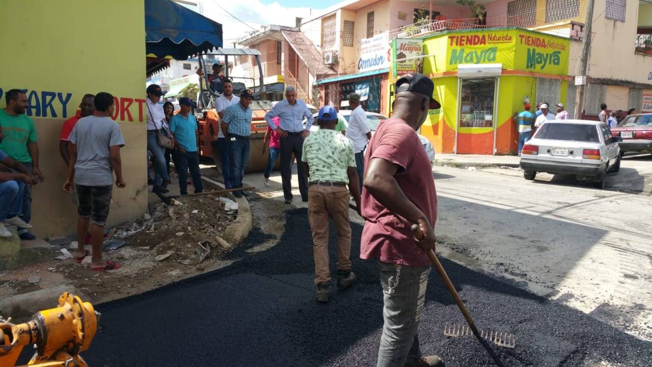 Alcalde de San Cristóbal inicia reasfaltado de calles del mercado público